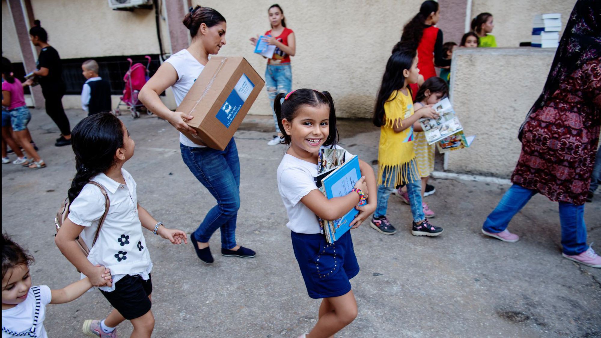 Mädchen im Libanon mit Bibel-Buch in Händen.