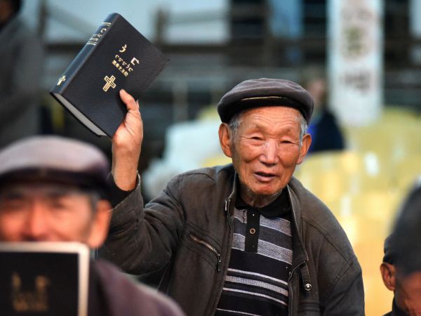 Chinesischer Christ mit Bibel